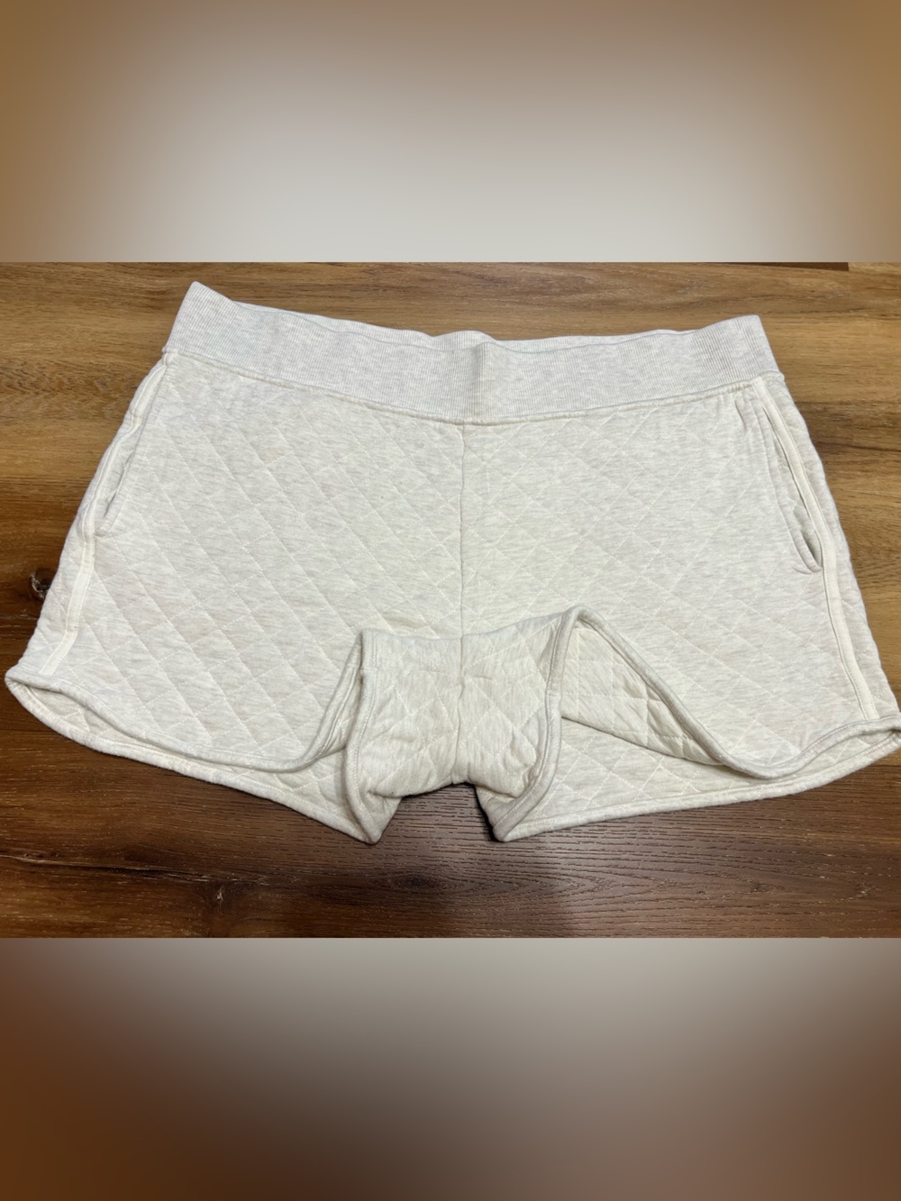 Vineyard Vines Cream Quilted Athletic Lounge Shorts - Picture 2 of 4